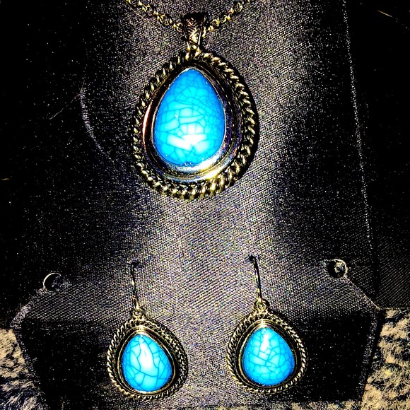 Beautiful necklace earrings set - Picture 2 of 2